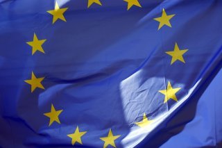 La Cour de justice de l'UE (CJUE) a décidé qu'Apple devrait rembourser 13 milliards d'euros d'arriérés fiscaux à l'Irlande pour avoir bénéficié d'avantages fiscaux indus, assimilés à une aide d'Etat illégale. (archives) KEYSTONE/EPA/TOMS KALNINS